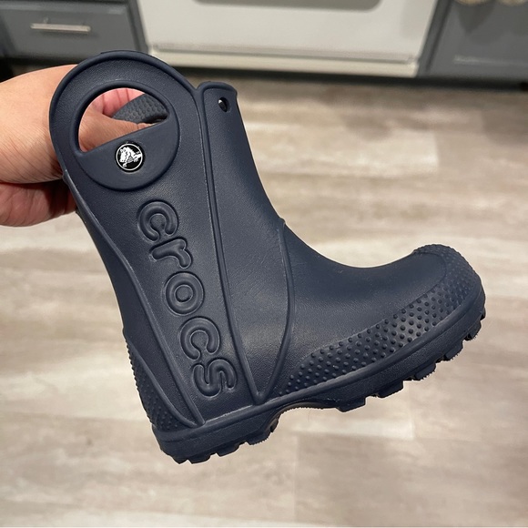 CROCS KIDS’ HANDLE IT RAIN BOOT - Picture 4 of 12